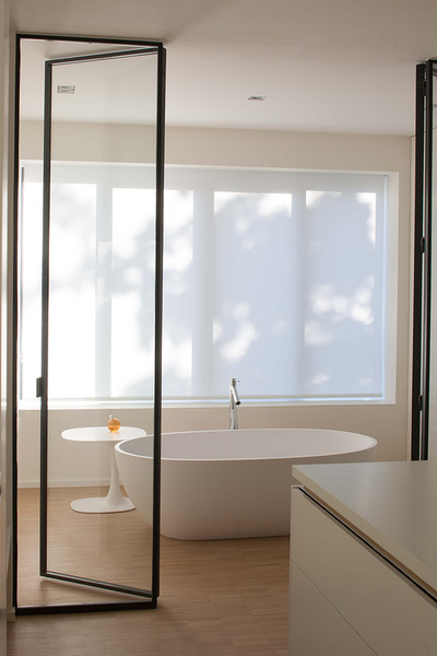 Salle de bain avec baignoire de très grande qualité dans une architecture épurée